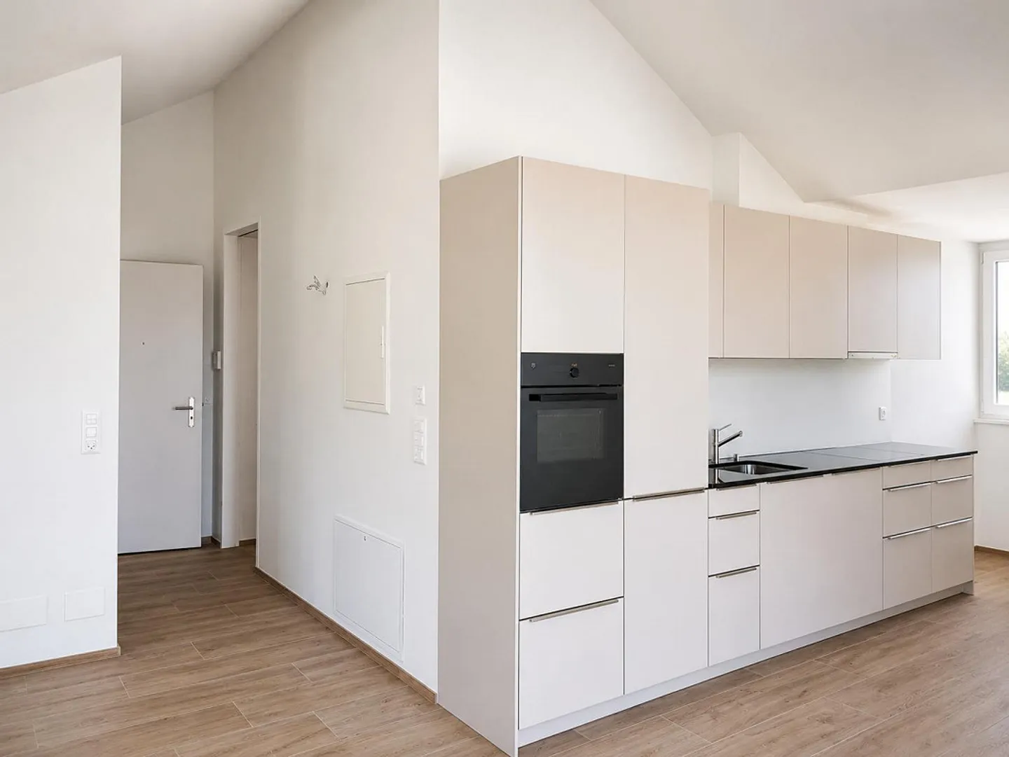 Bright, modern 2.5-room penthouse apartment with high standards in Dornach - Photo 2 of 7
