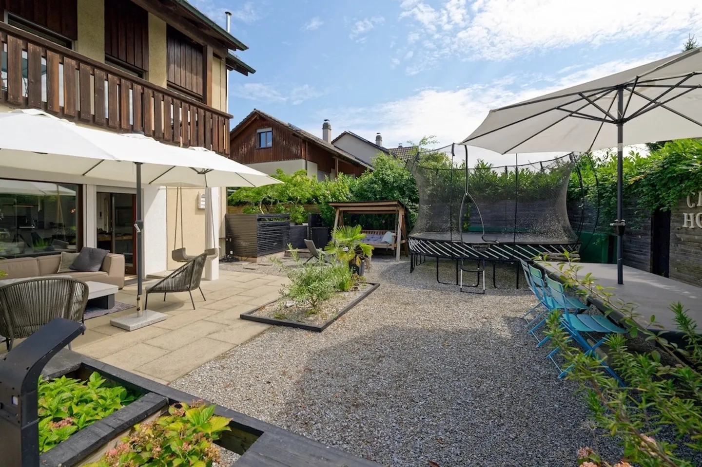 Charmante maison individuelle de 6,5 pièces en coin avec de grands espaces et beaucoup de soleil - Photo 1 sur 15