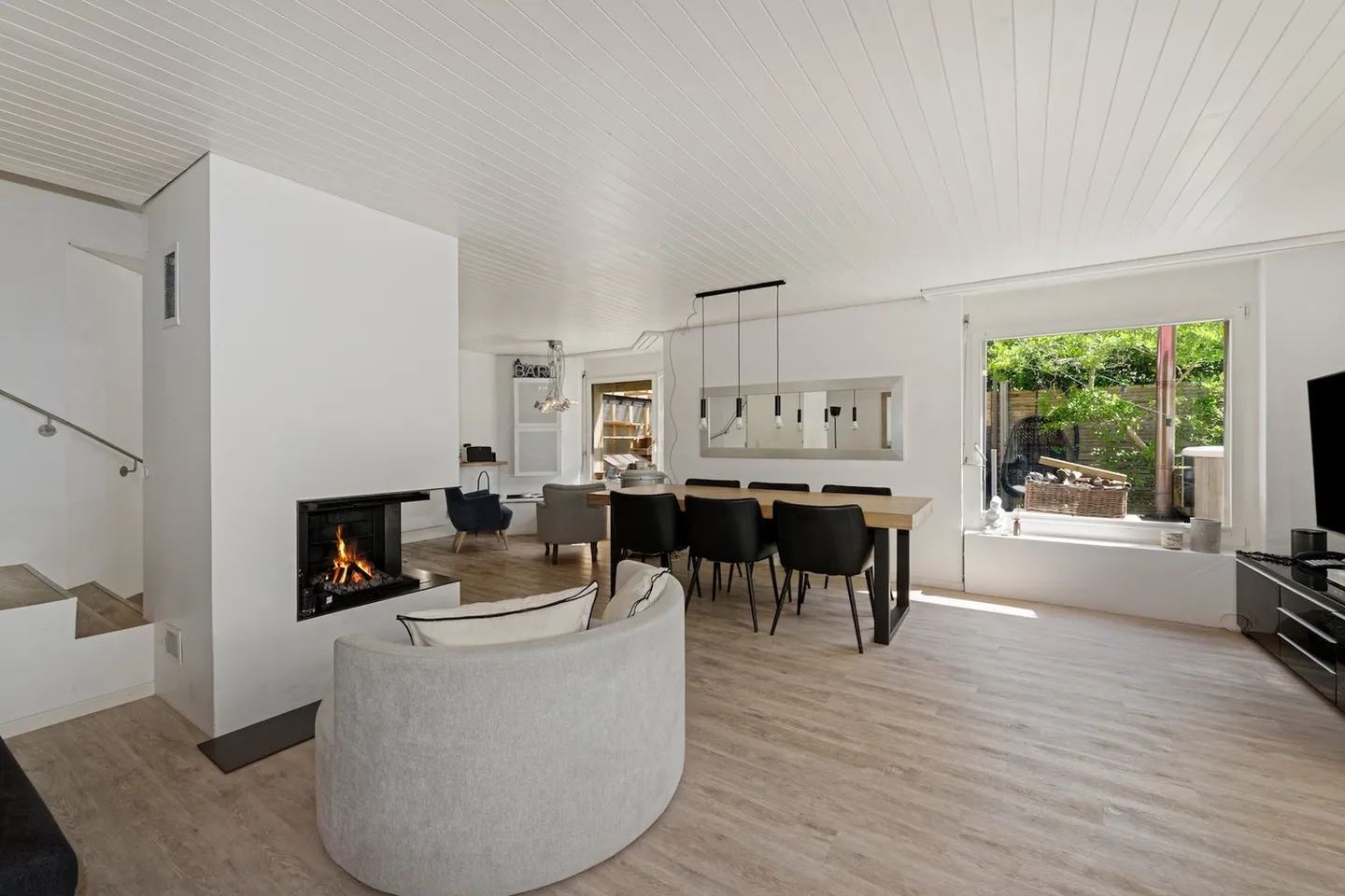 Charmante maison individuelle de 6,5 pièces en coin avec de grands espaces et beaucoup de soleil - Photo 2 sur 15