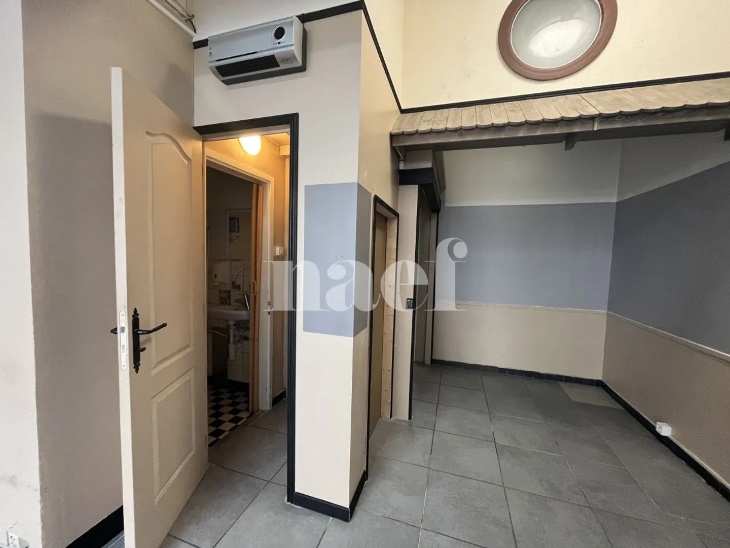 Local commercial avec vitrine et entrée sur rue - Photo 6 sur 10