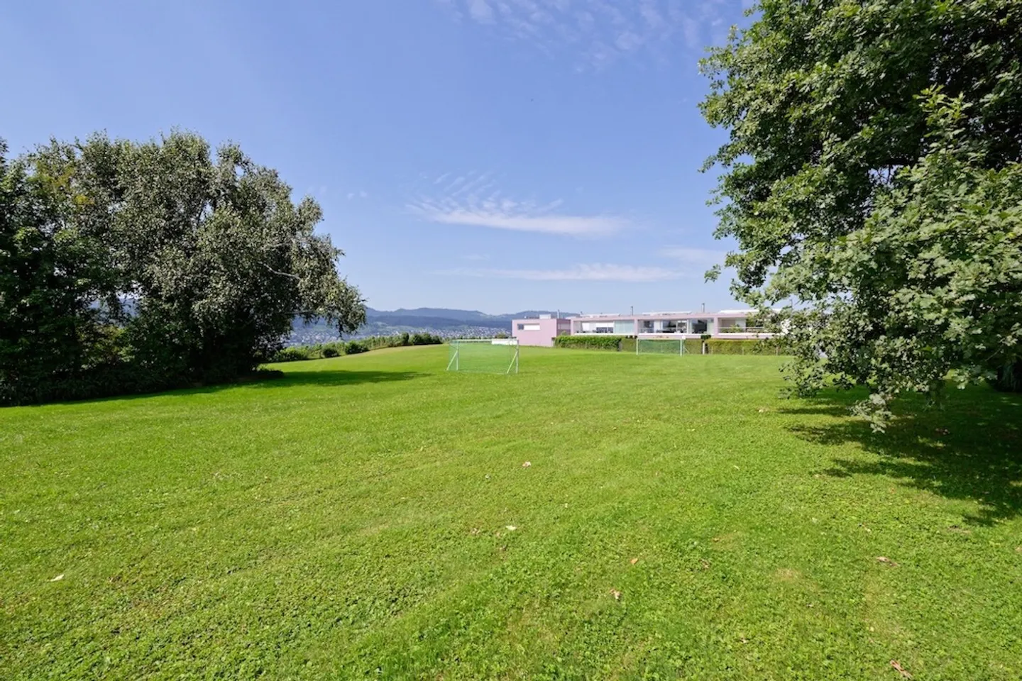 Charmante maison individuelle de 6,5 pièces en coin avec de grands espaces et beaucoup de soleil - Photo 14 sur 15