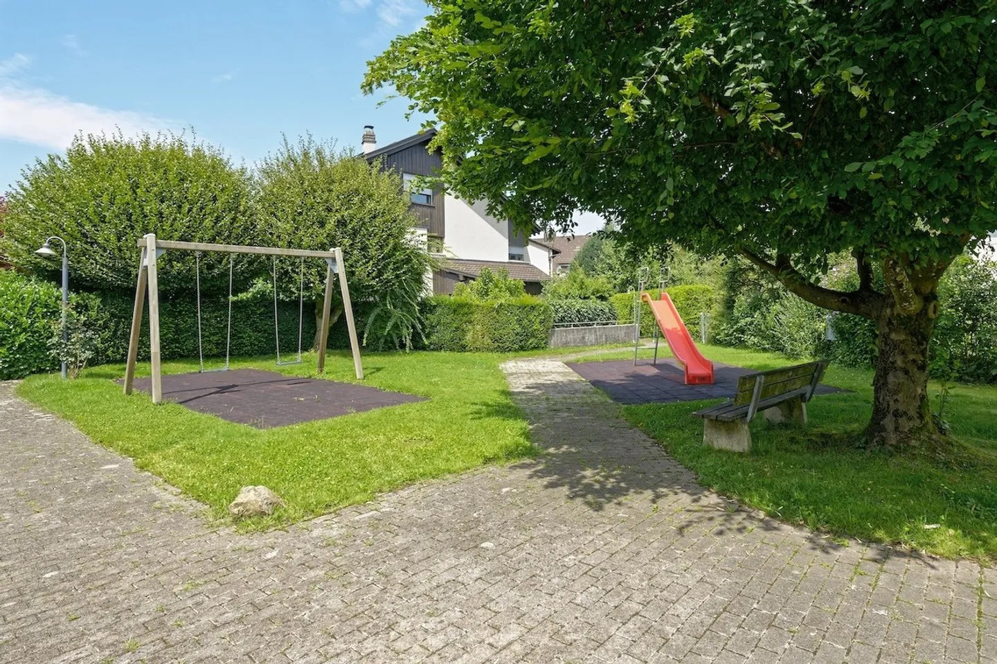 Charmante maison individuelle de 6,5 pièces en coin avec de grands espaces et beaucoup de soleil - Photo 13 sur 15