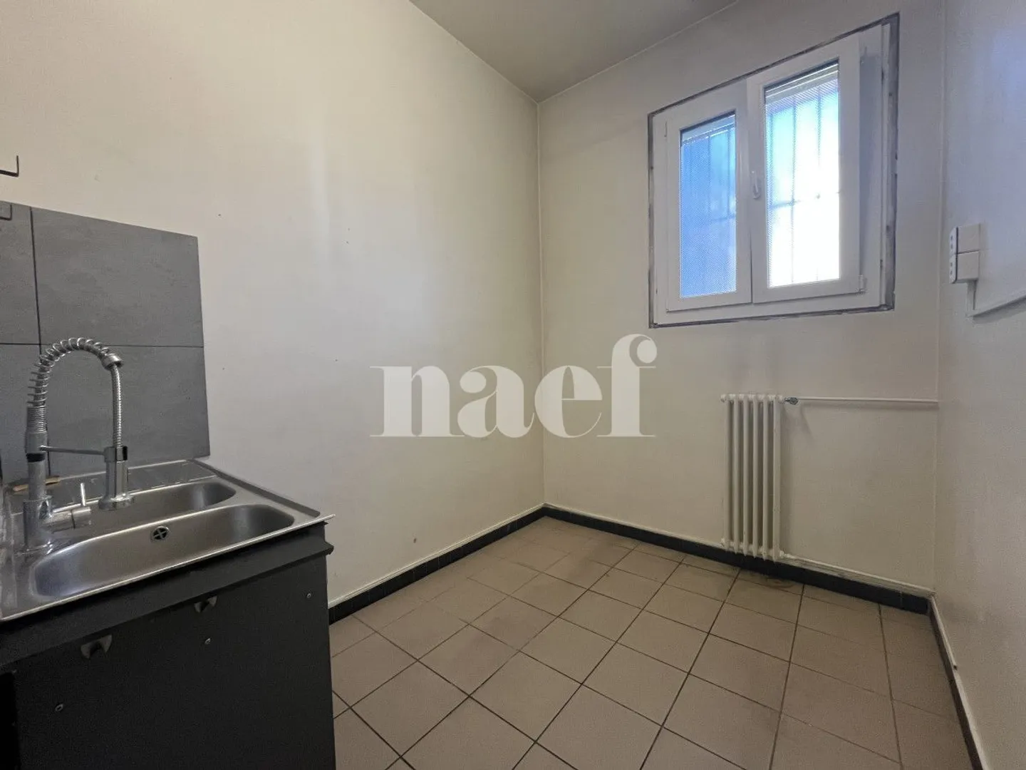 Local commercial avec vitrine et entrée sur rue - Photo 7 sur 10