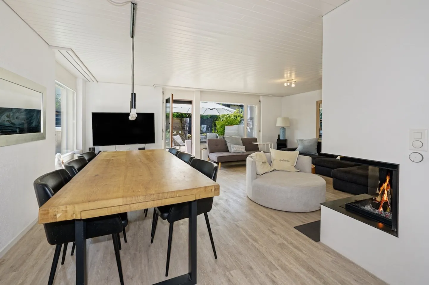 Charmante maison individuelle de 6,5 pièces en coin avec de grands espaces et beaucoup de soleil - Photo 4 sur 15