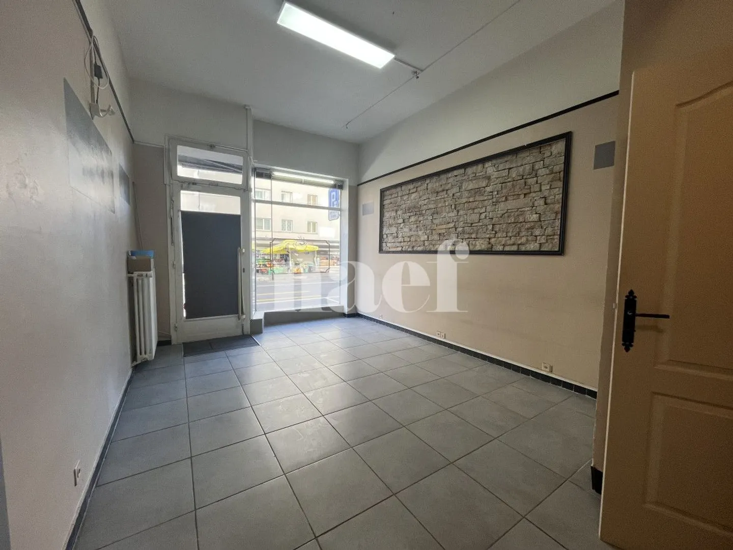 Local commercial avec vitrine et entrée sur rue - Photo 3 sur 10