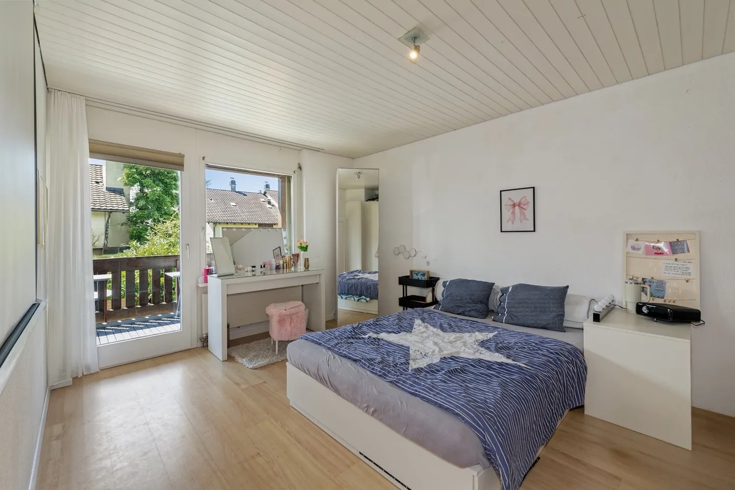 Charmante maison individuelle de 6,5 pièces en coin avec de grands espaces et beaucoup de soleil - Photo 5 sur 15