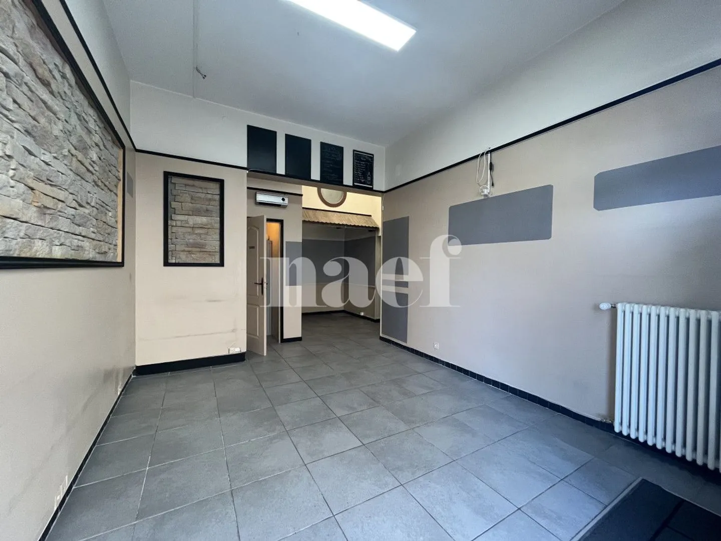 Local commercial avec vitrine et entrée sur rue - Photo 4 sur 10