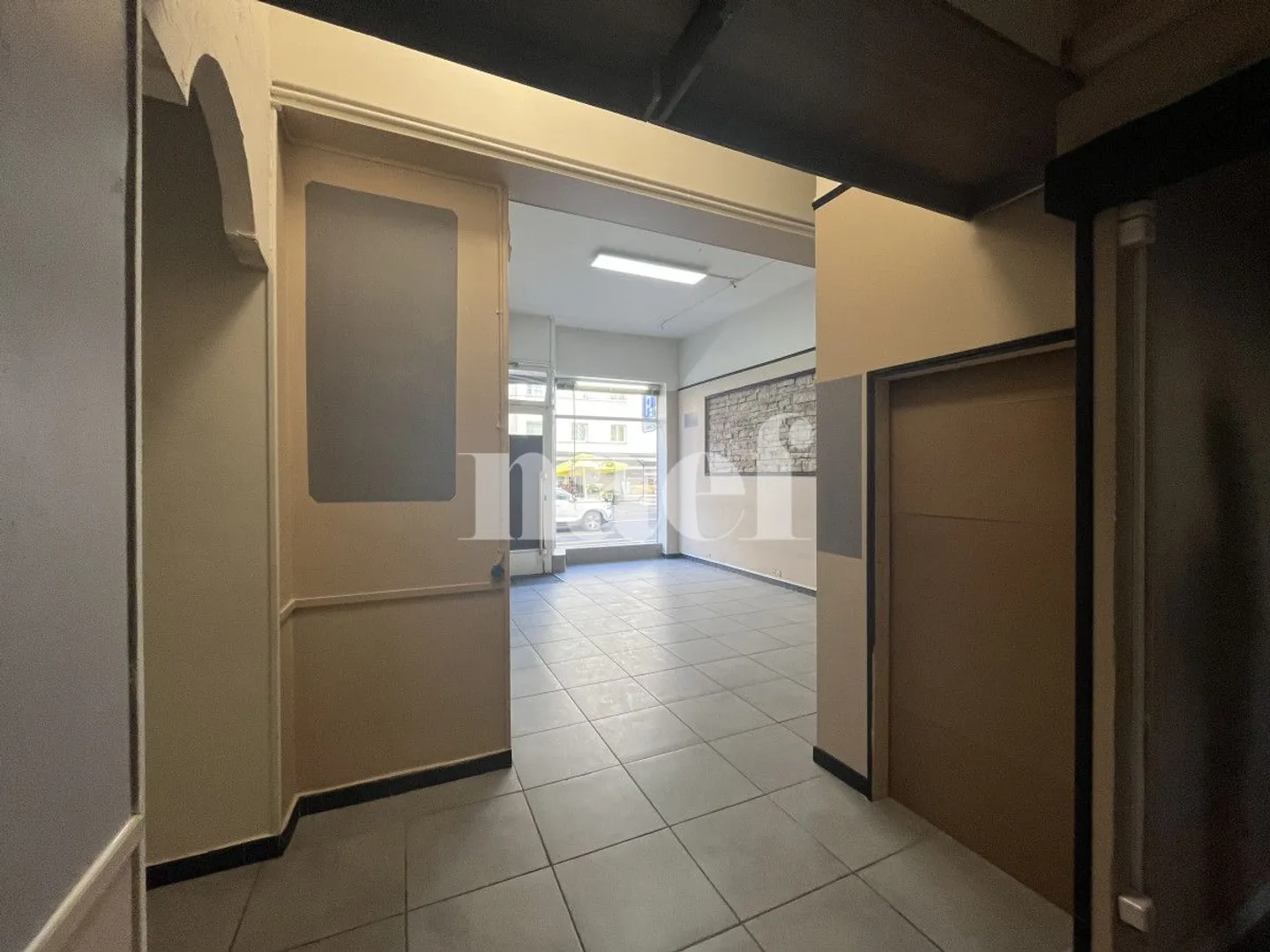 Local commercial avec vitrine et entrée sur rue - Photo 5 sur 10