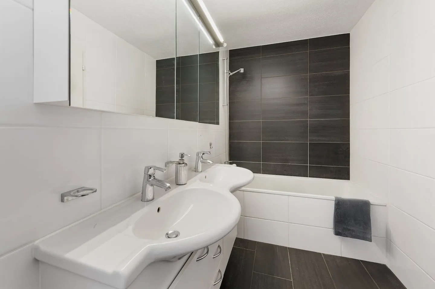 Charmante maison individuelle de 6,5 pièces en coin avec de grands espaces et beaucoup de soleil - Photo 7 sur 15