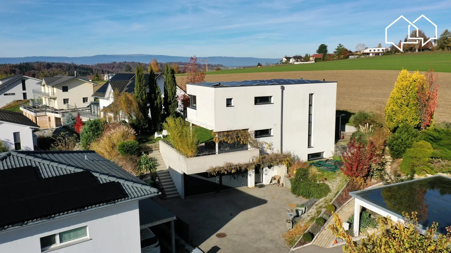 Dominante Lage für diese prächtige zeitgenössische Villa - Foto 3 von 9