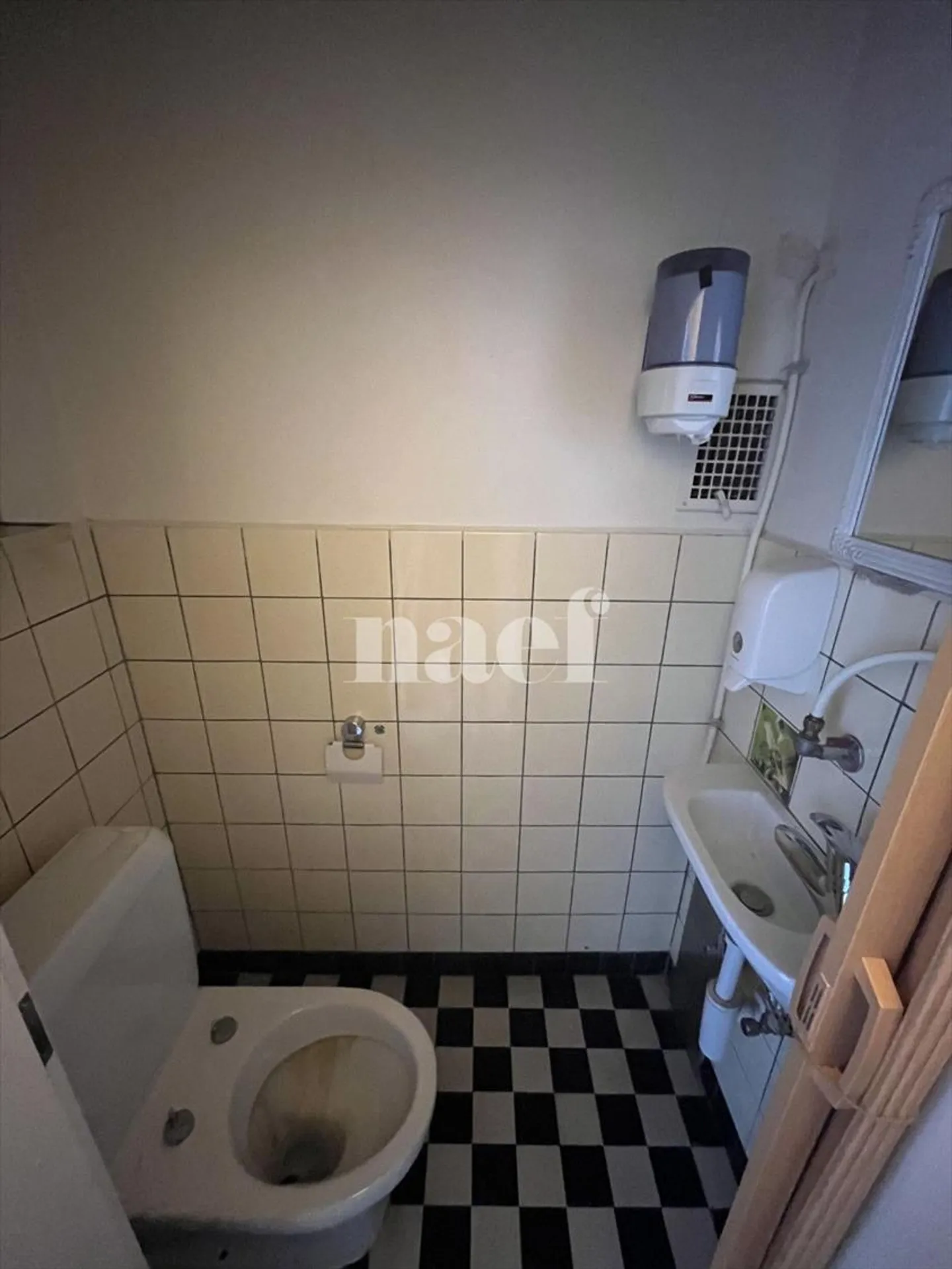 Local commercial avec vitrine et entrée sur rue - Photo 8 sur 10