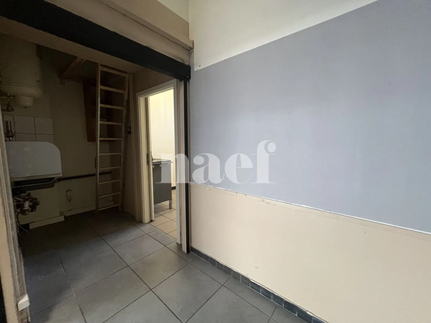 Local commercial avec vitrine et entrée sur rue - Photo 9 sur 10