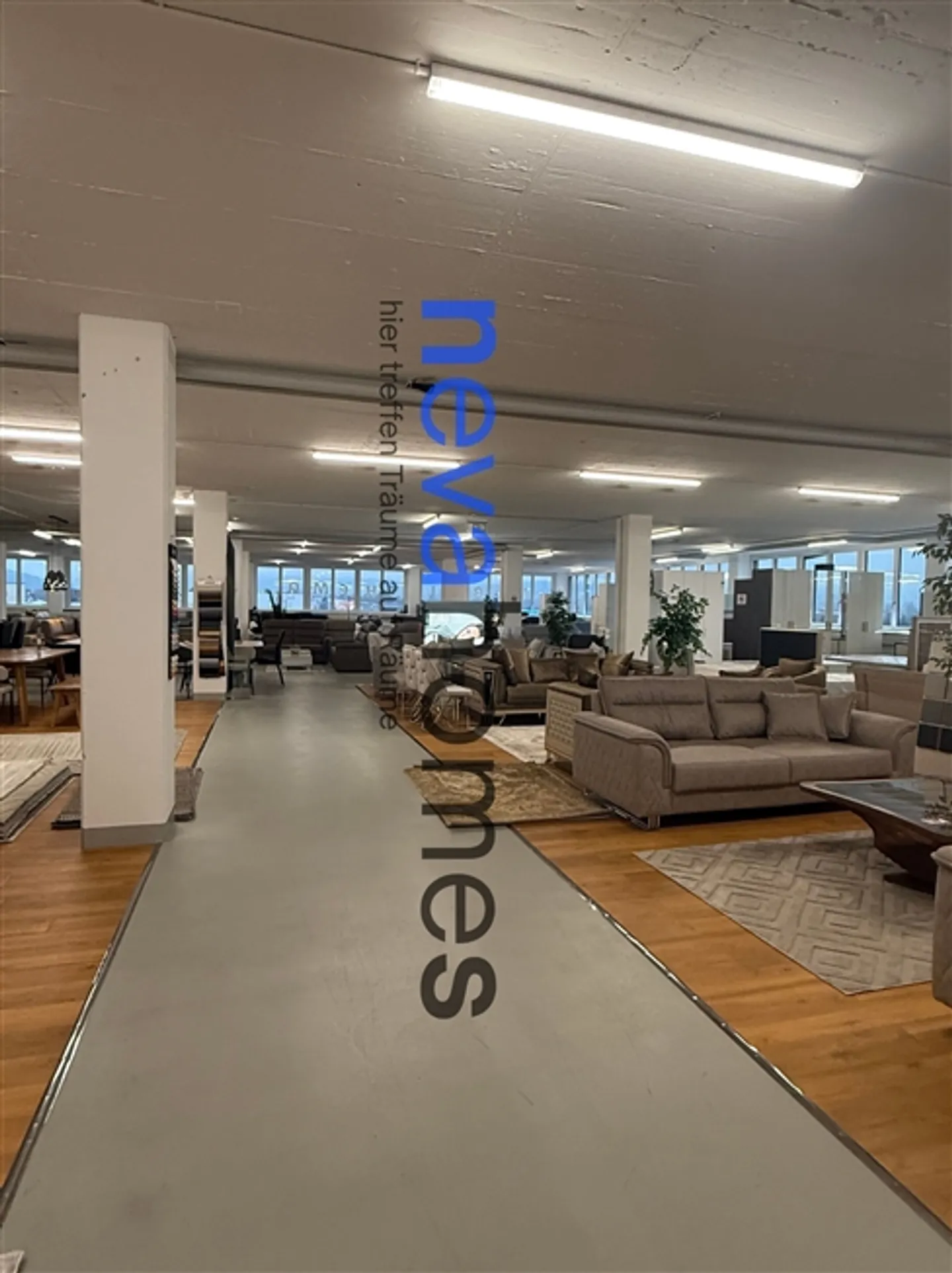 Established furniture store with strong profitability and clearly regulated succession - Photo 4 of 9