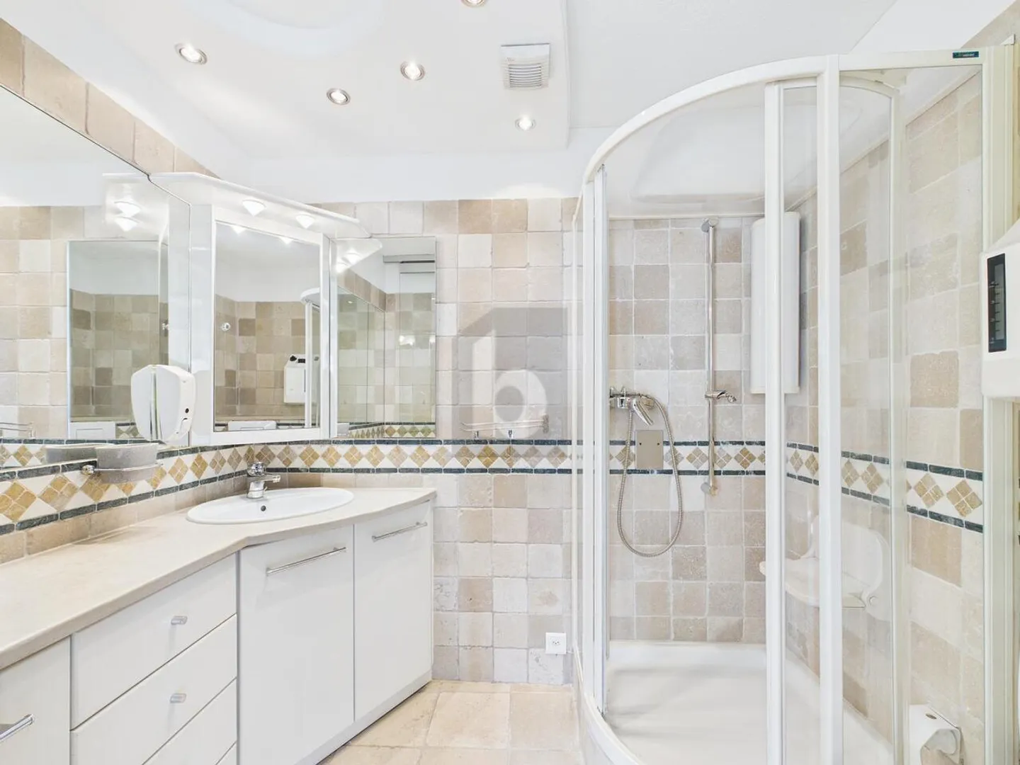 Apartment for rent - Photo 4 of 6