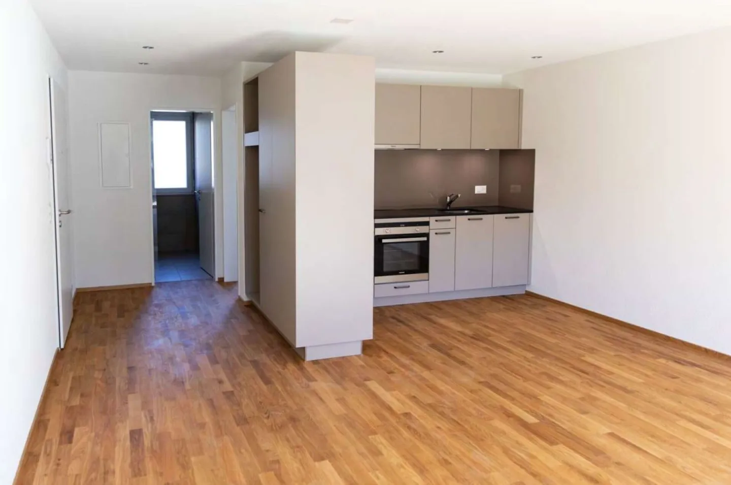 Like-new 2.5-room apartment - Photo 2 of 4