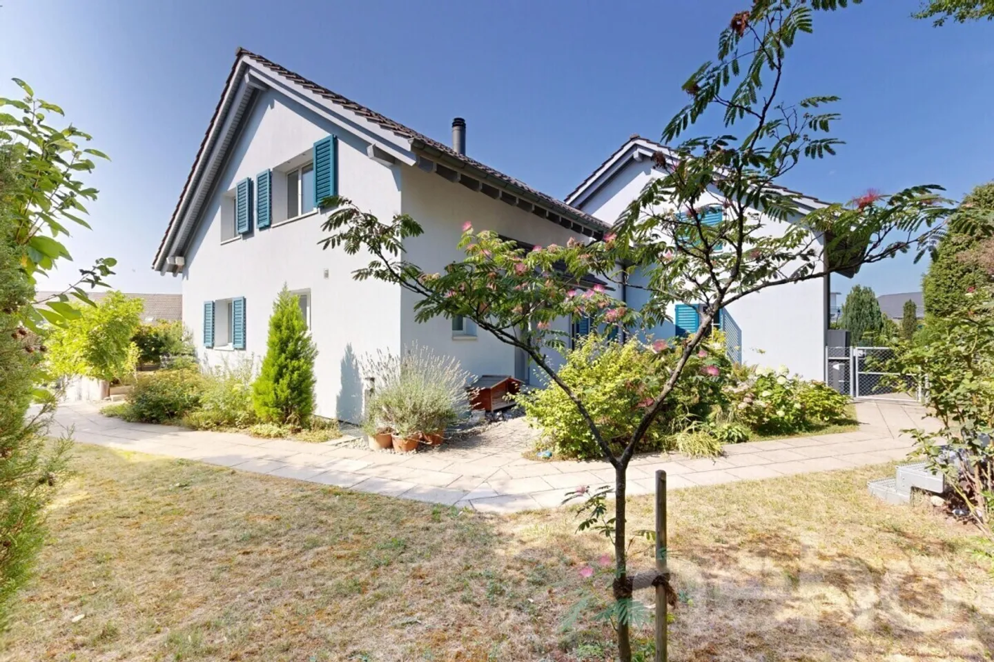 Light-flooded 5.5-room semi-detached house in Kloten - Photo 1 of 12