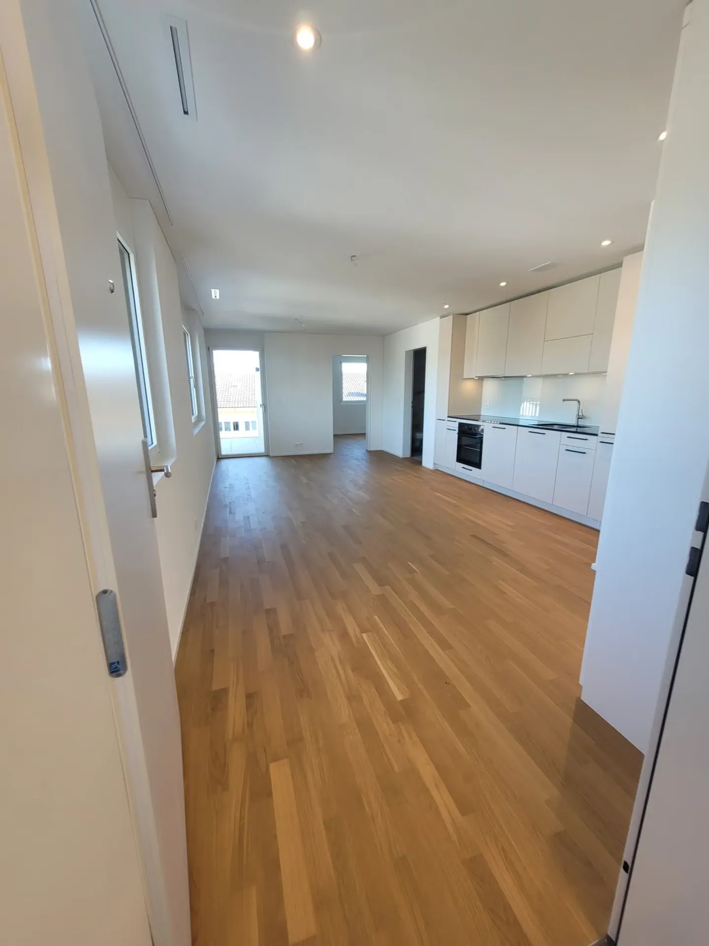 Erstbezug im HIGH FIVE  2.5-Zimmerwohnung mit Balkon & Waschturm - Foto 2 di 7