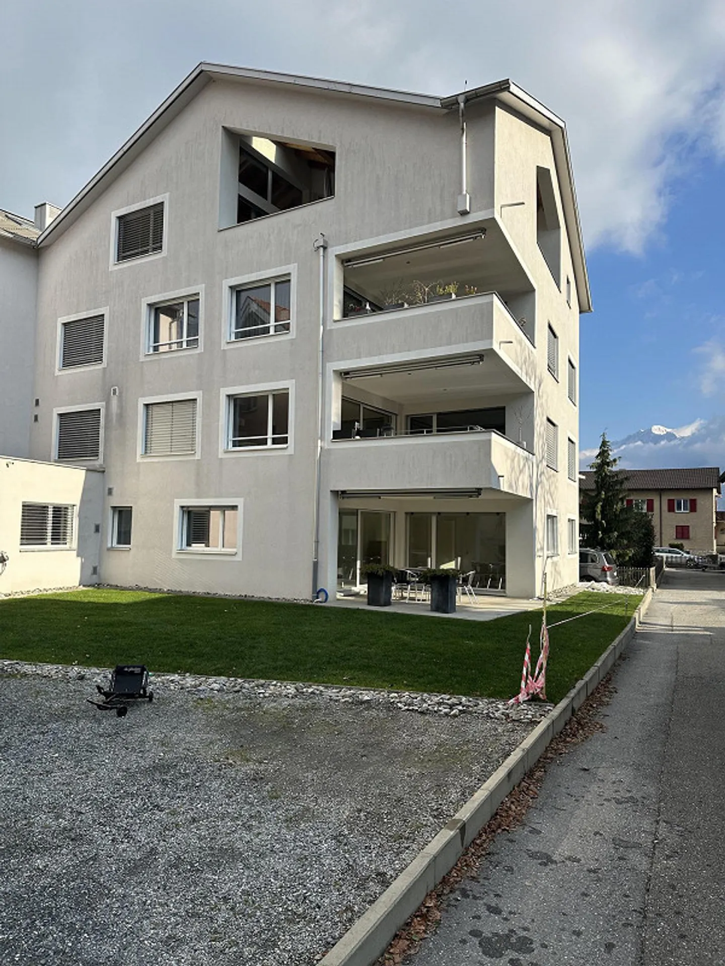 Newly renovated 2.5-room apartment on the ground floor - Photo 1 of 8