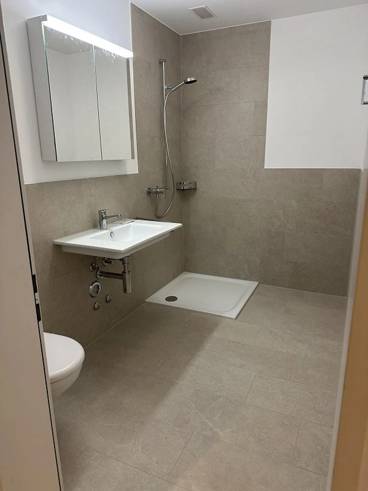 Newly renovated 2.5-room apartment on the ground floor - Photo 6 of 8