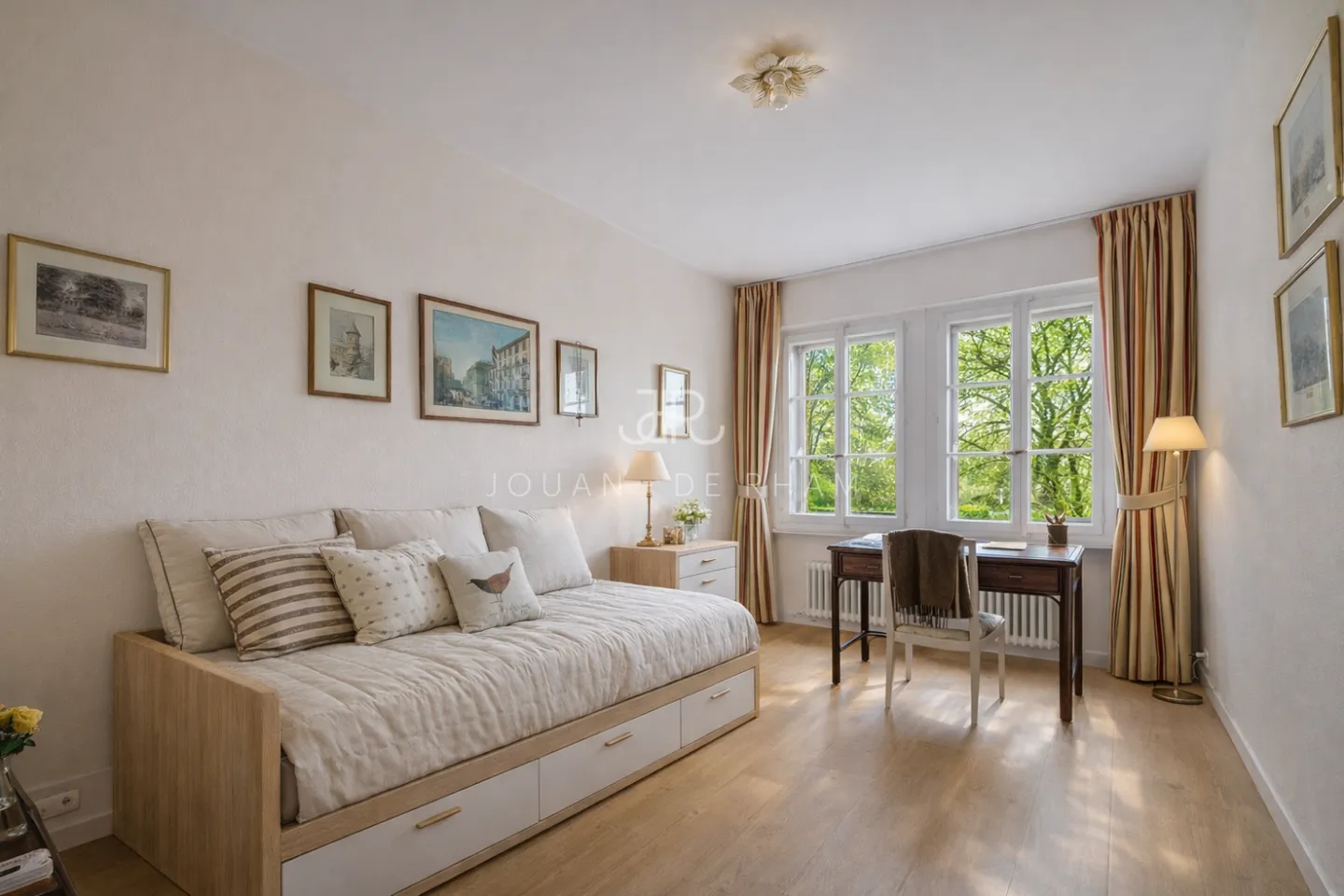 Condominium with Character in an Extraordinary Environment - Photo 6 of 7