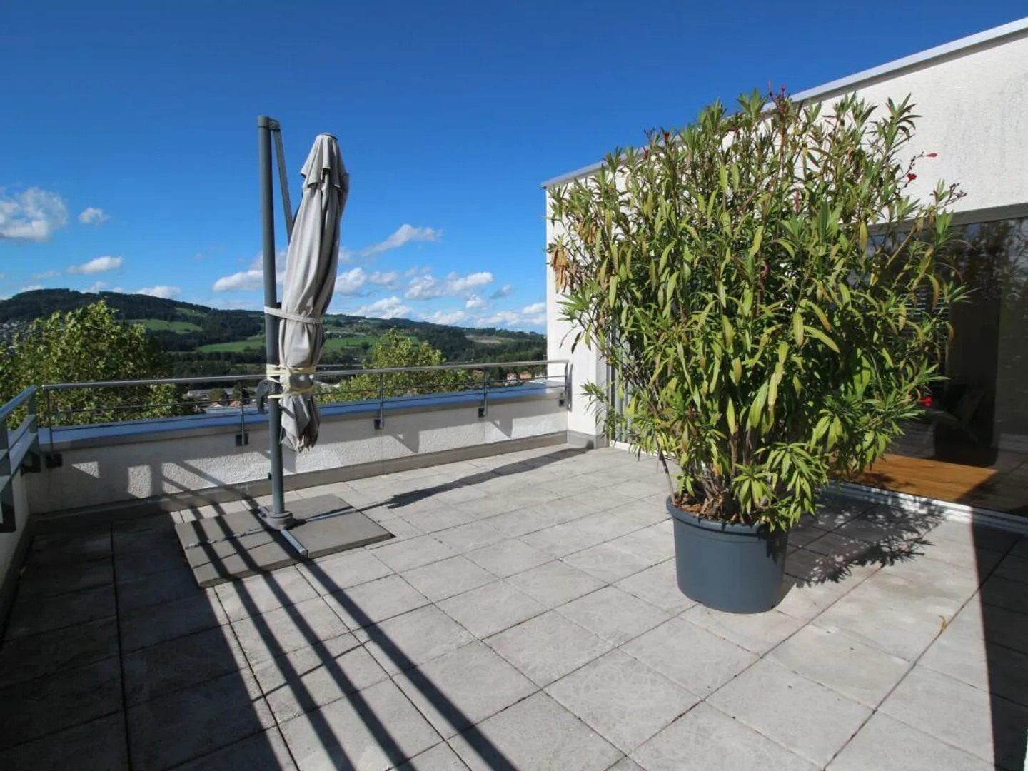 Modern apartment with a view in a good location - Photo 12 of 16