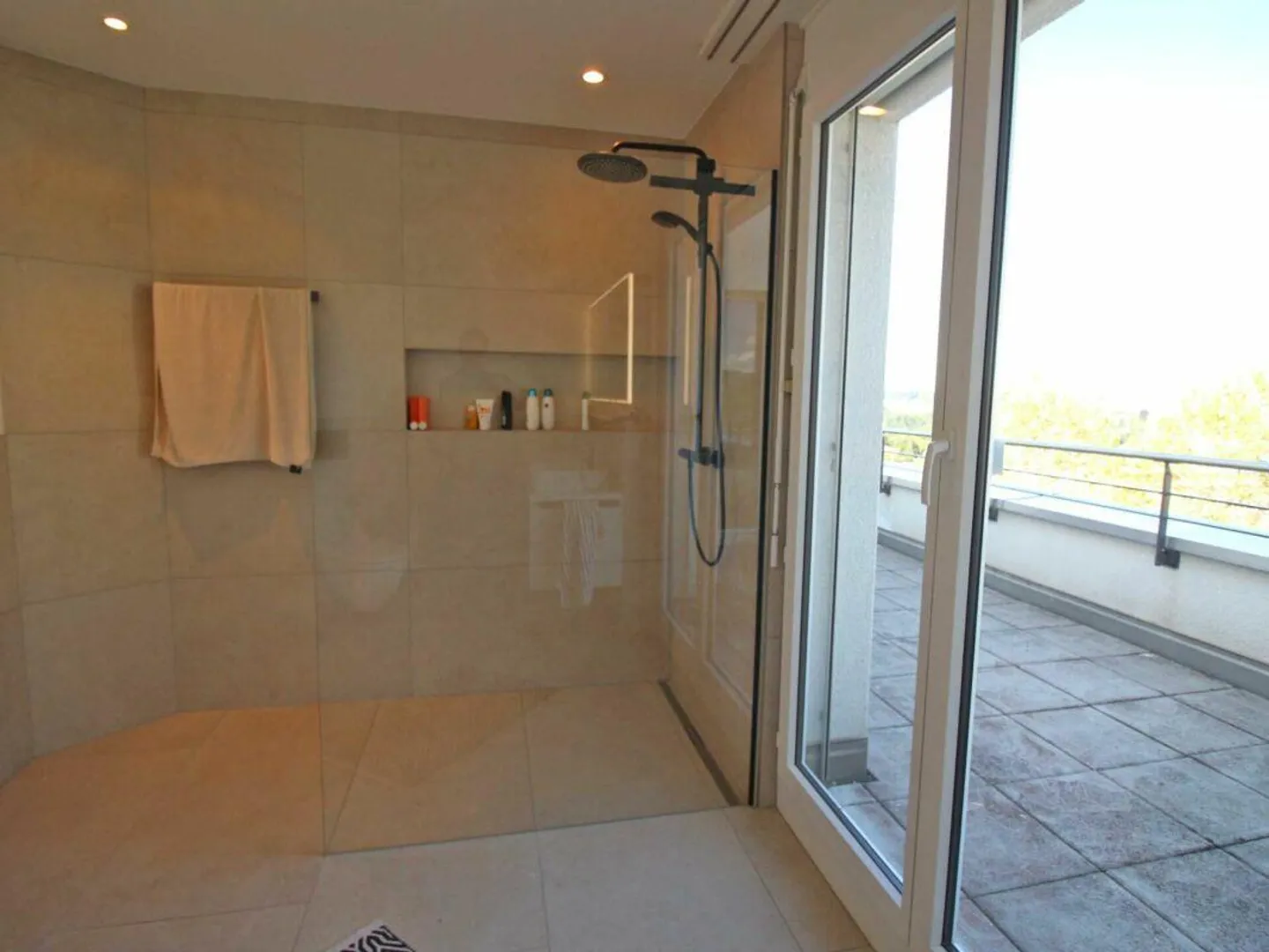 Modern apartment with a view in a good location - Photo 14 of 16