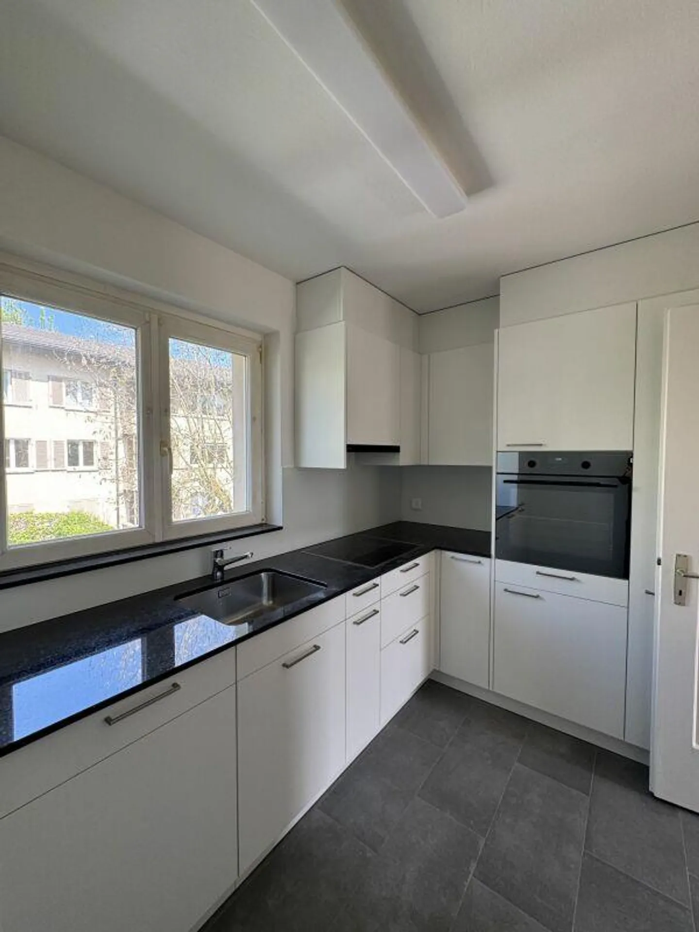 Charming 3.5-room apartment on the 1st floor. - Photo 3 of 8