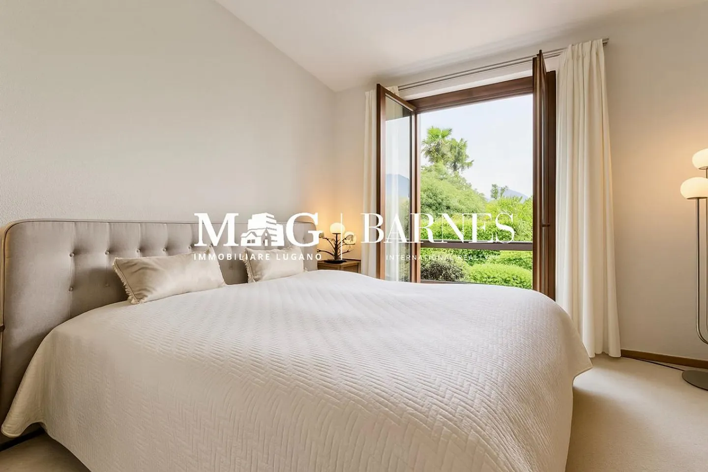 Modern House with Private Garden - Photo 11 of 15