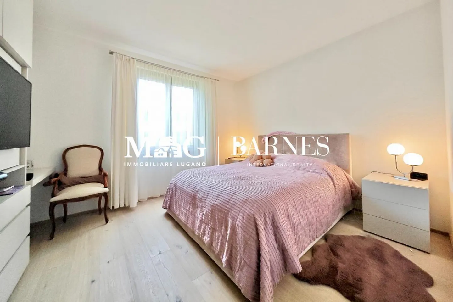 Modern House with Private Garden - Photo 12 of 15