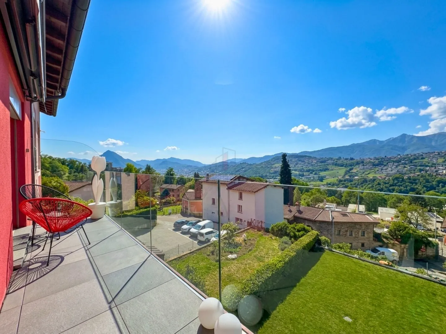 Elegantes Einfamilienhaus mit Garten - Foto 6 von 13