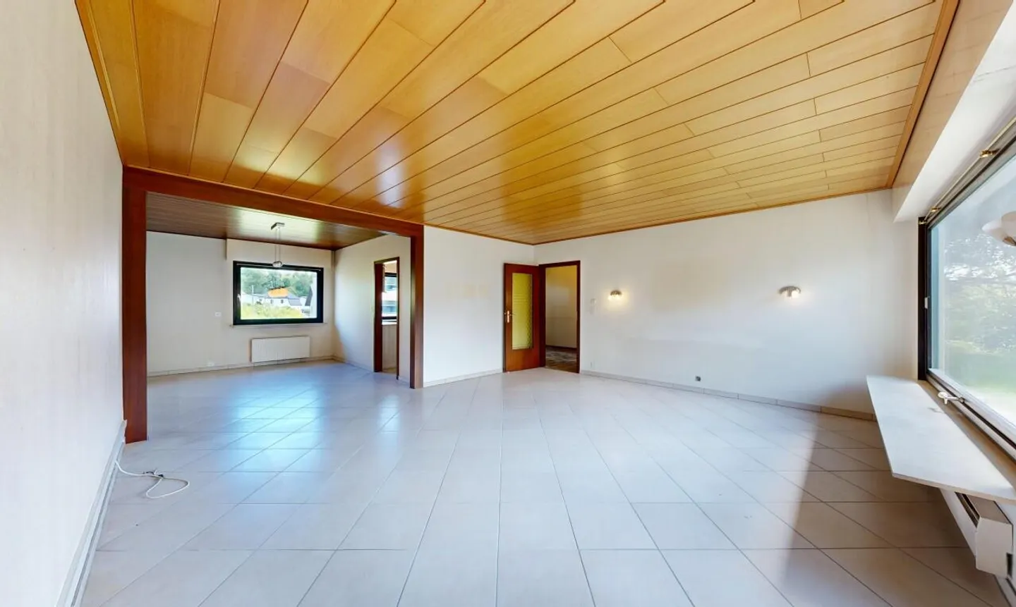 Affascinante casa con 6 stanze in una posizione tranquilla e elevata - Foto 1 di 11