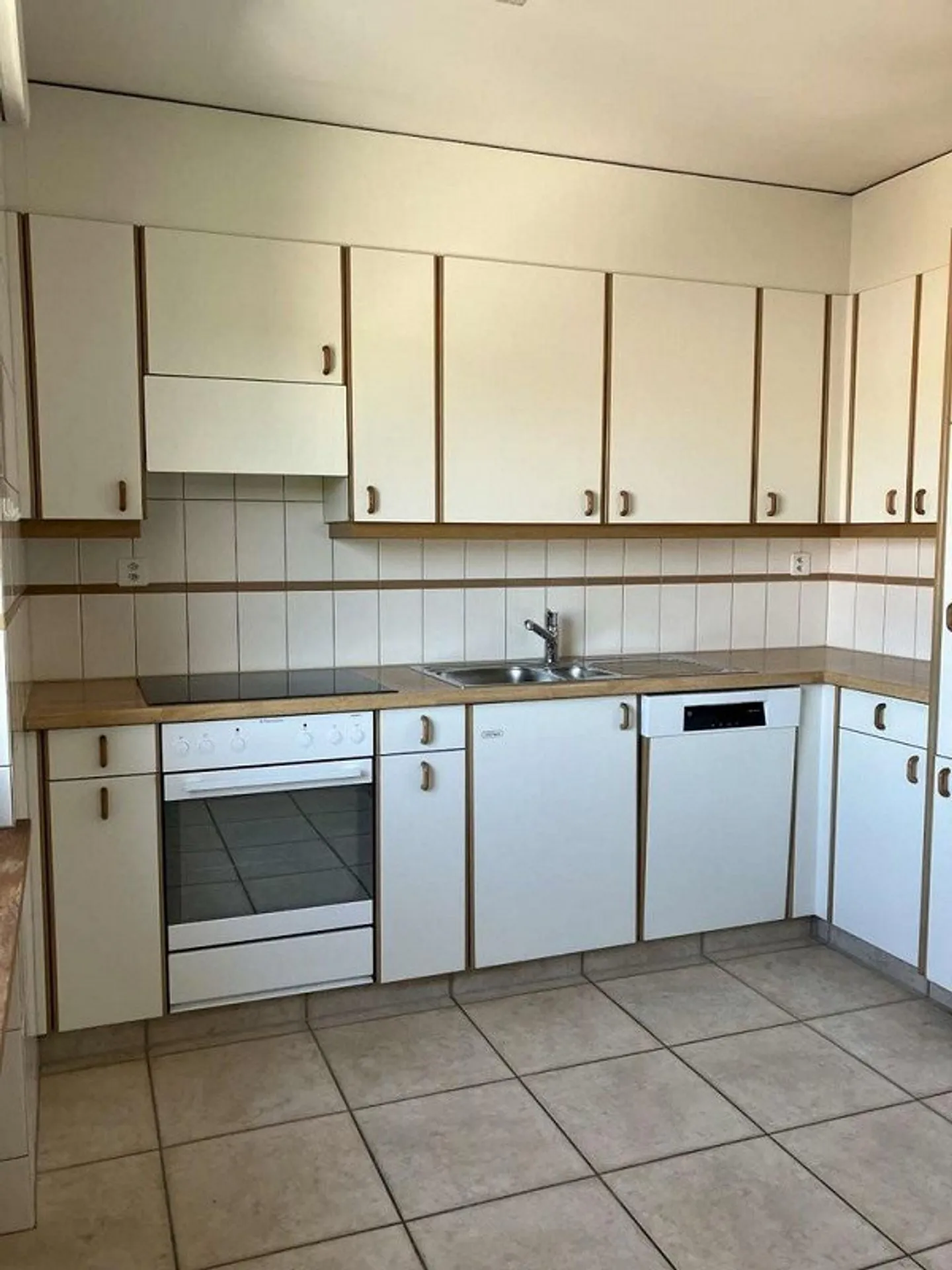 Spacious apartment in the heart of Therwil - Photo 6 of 7