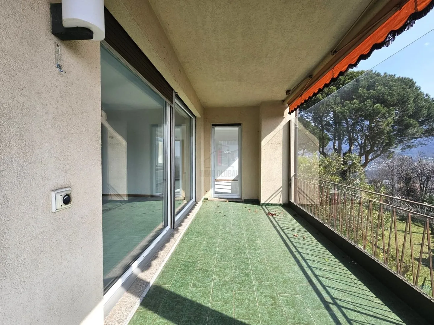 HELLS, RENOVIERTE, GROßE TERRASSE UND PRÄCHTIGE AUSBLICK - Photo 3 sur 10