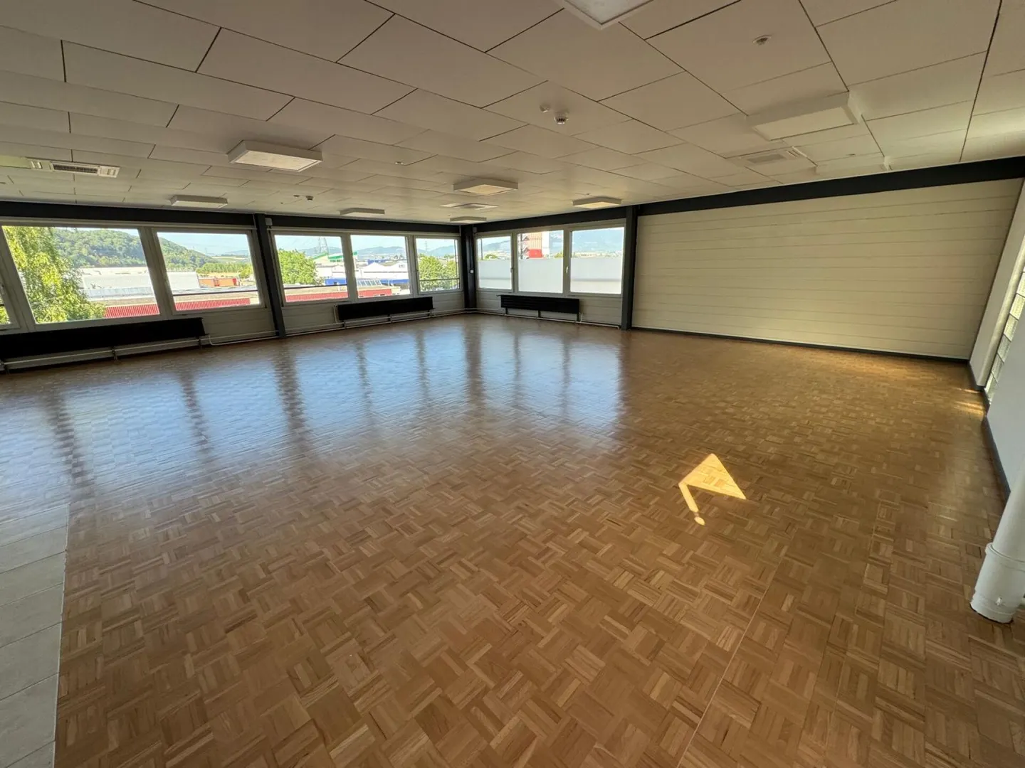 Office / commercial space - Photo 1 of 4