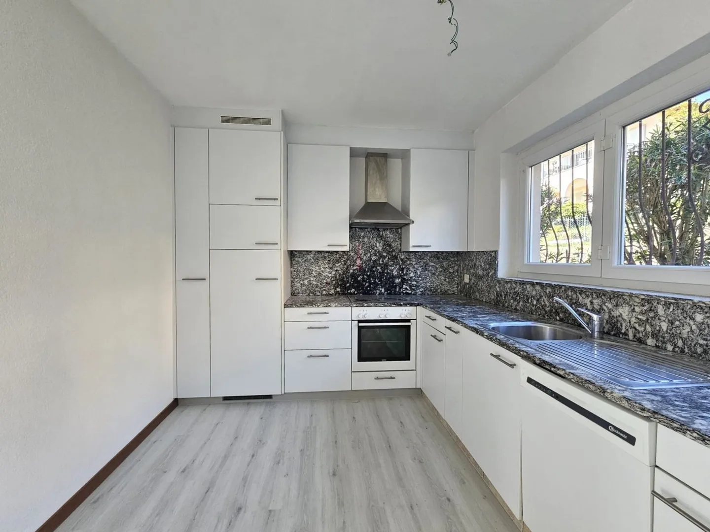 HELLS, RENOVIERTE, GROßE TERRASSE UND PRÄCHTIGE AUSBLICK - Photo 1 sur 10