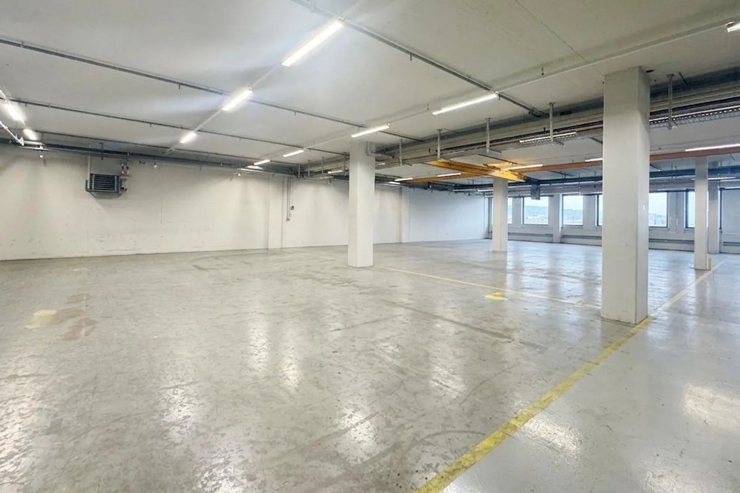85m² - Espace Commercial/Entrepôt avec Livraison Directe & Accessibilité Idéale - Photo 1 sur 6