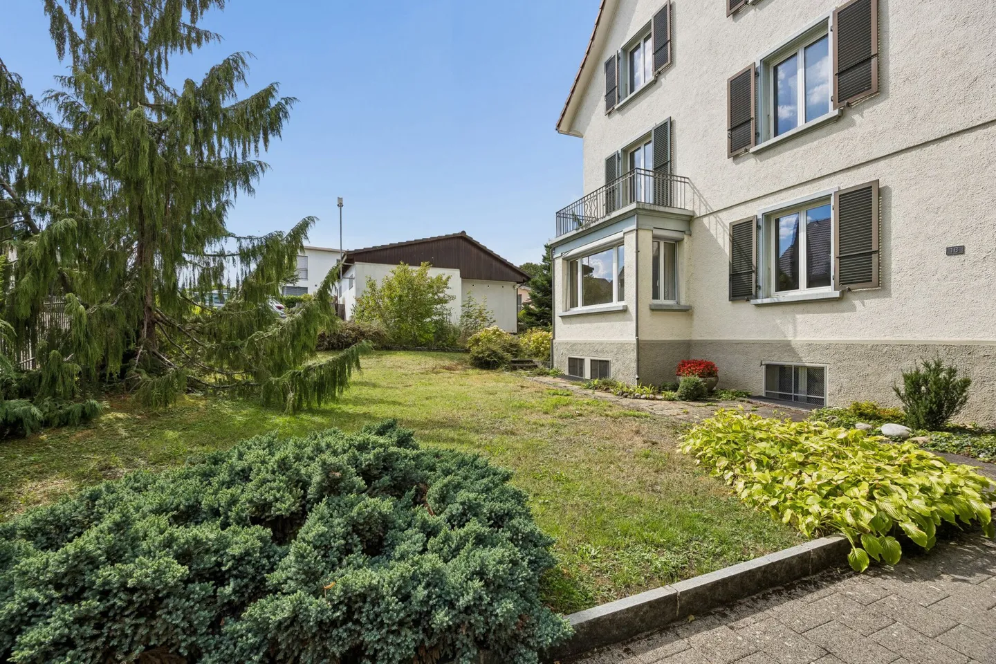 Vielseitiges Dreifamilienhaus mit viel Umschwung und grossem Potenzial - Photo 2 of 15