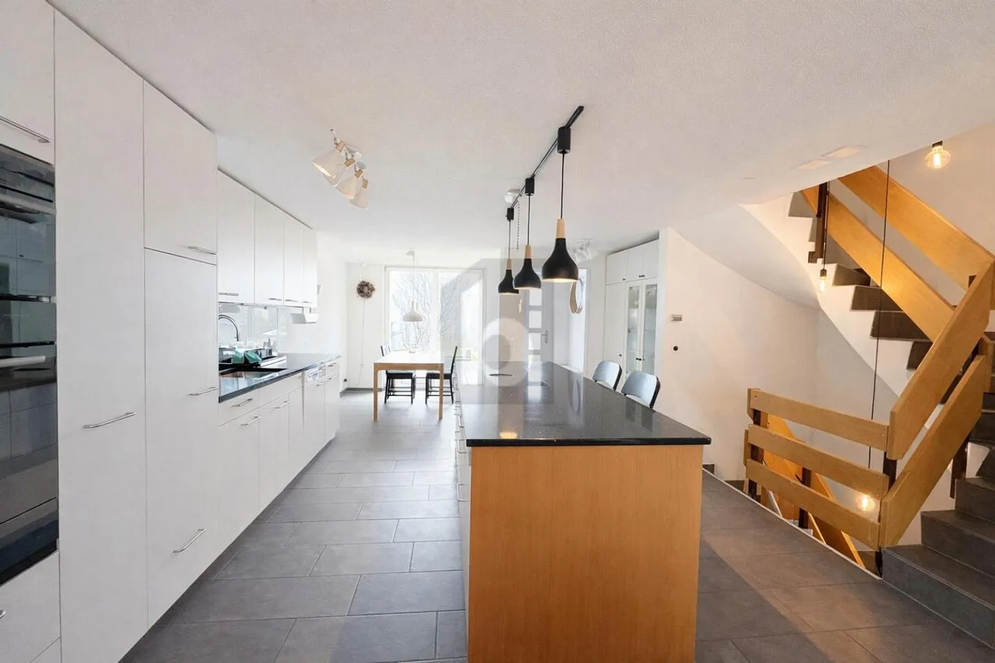 MODERN RENOVATED WITH LARGE GARDEN - Photo 2 of 6