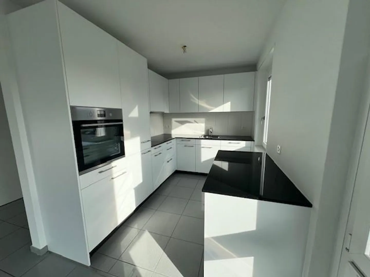 Appartamento moderno di 5,5 stanze in un tranquillo quartiere residenziale - Foto 3 di 6