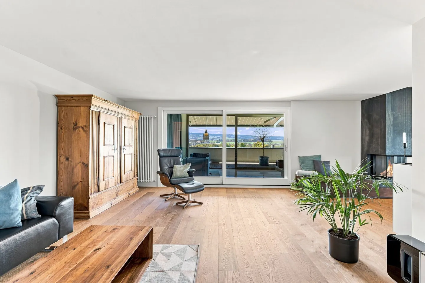 LIVING WITH GENEROSITY, COMFORT AND EXCLUSIVE AMBIENCE - Photo 2 of 19