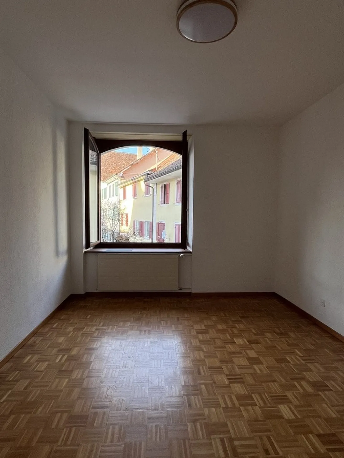 Appartamento con 3,5 stanze in affitto immediato nel centro di Moutier! - Foto 3 di 8