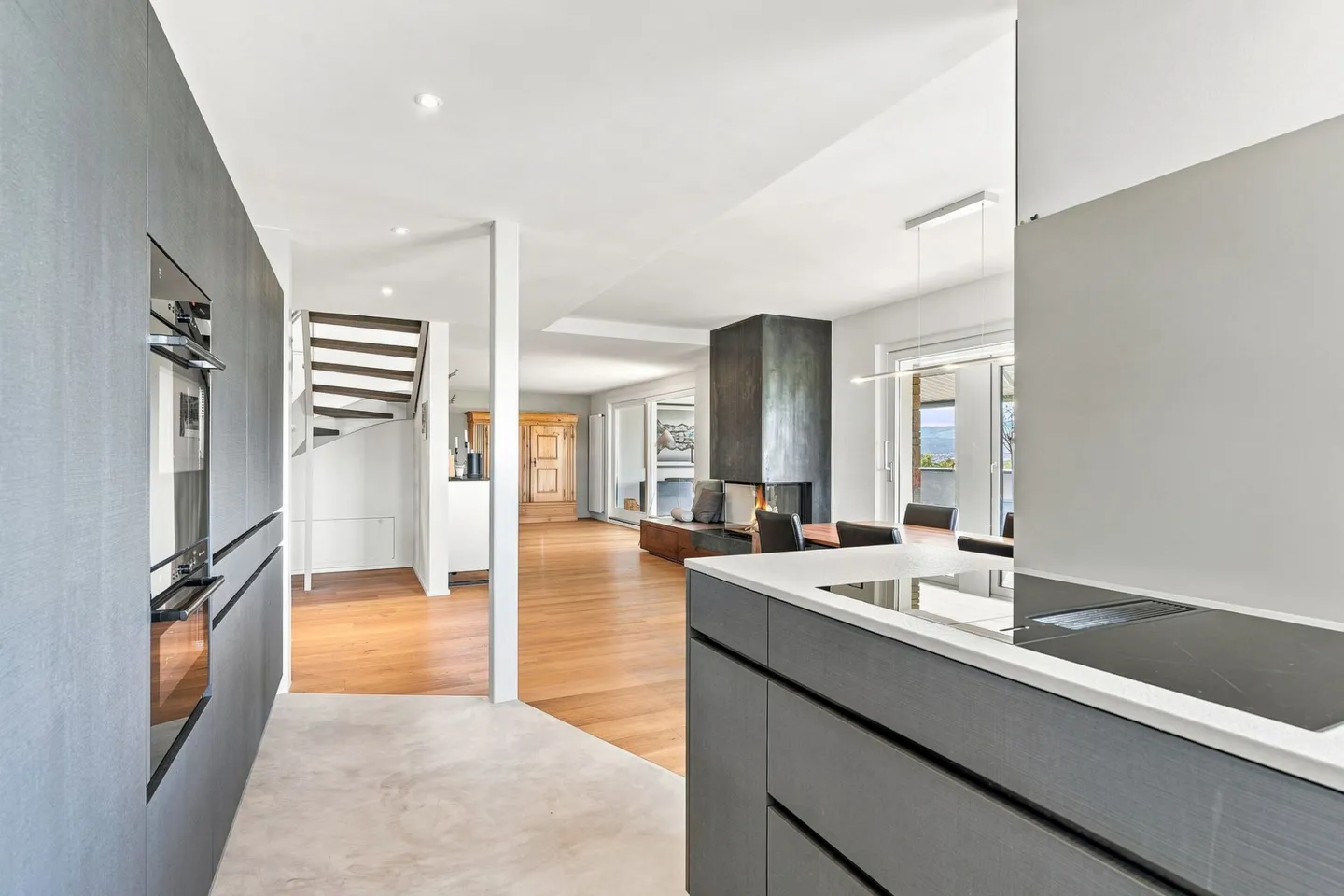 LIVING WITH GENEROSITY, COMFORT AND EXCLUSIVE AMBIENCE - Photo 4 of 19