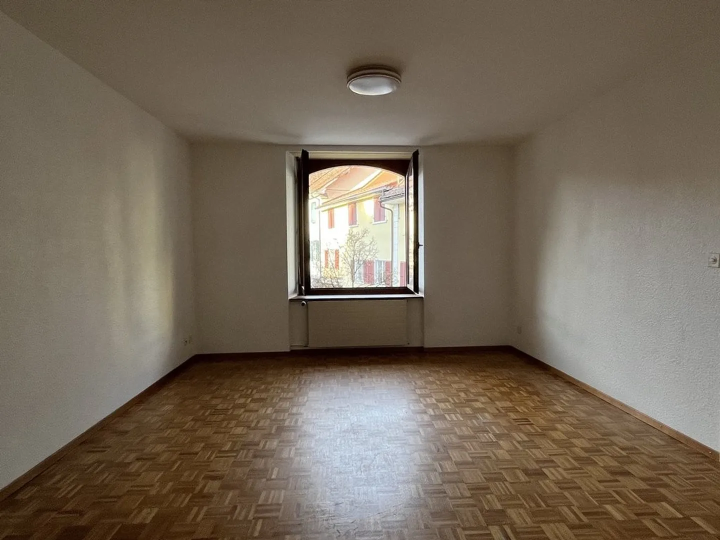 Appartamento con 3,5 stanze in affitto immediato nel centro di Moutier! - Foto 4 di 8