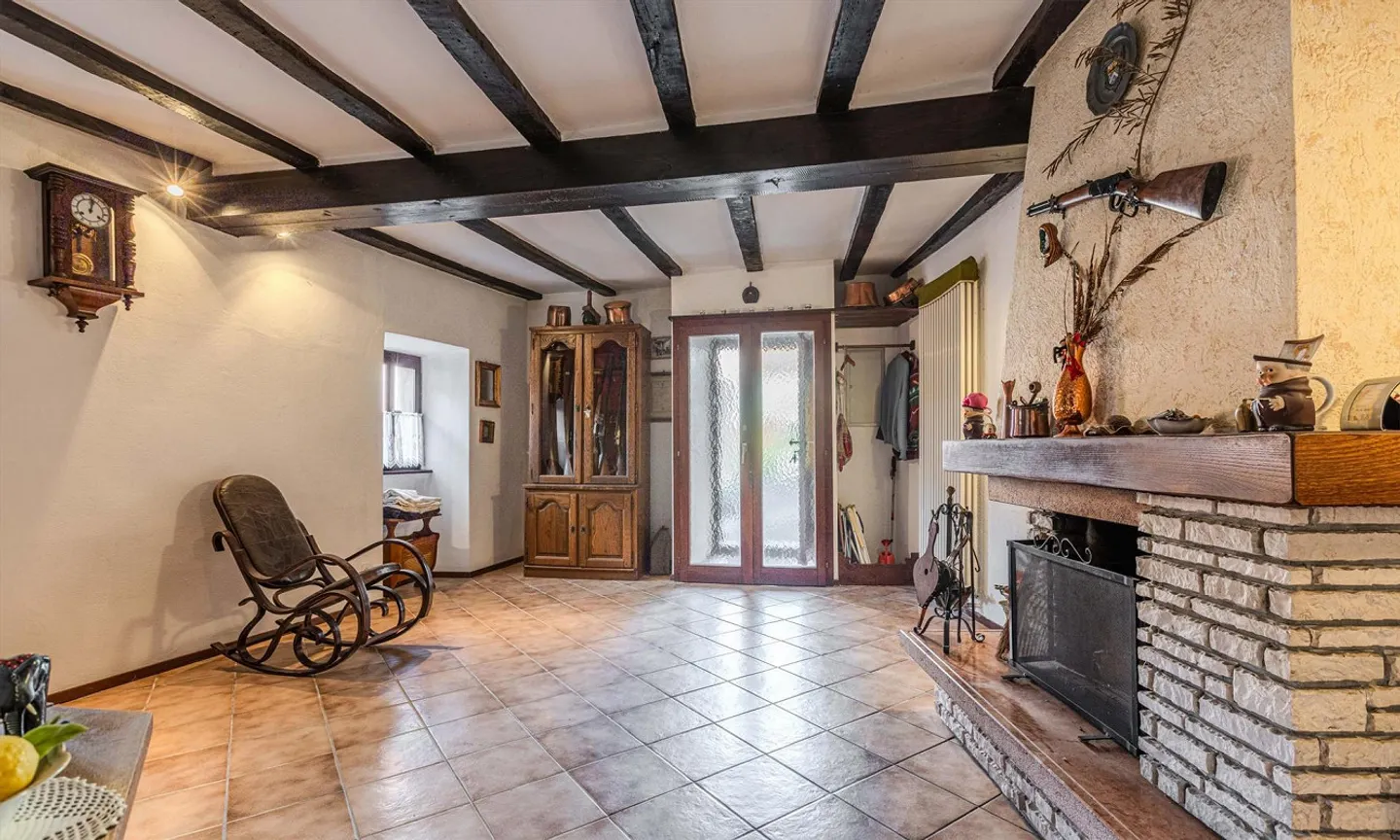 GROßES CHARMIERENDES RUSTIKALES HAUS MIT 4.5 ZIMMERN IN CABBIO - Foto 2 von 9