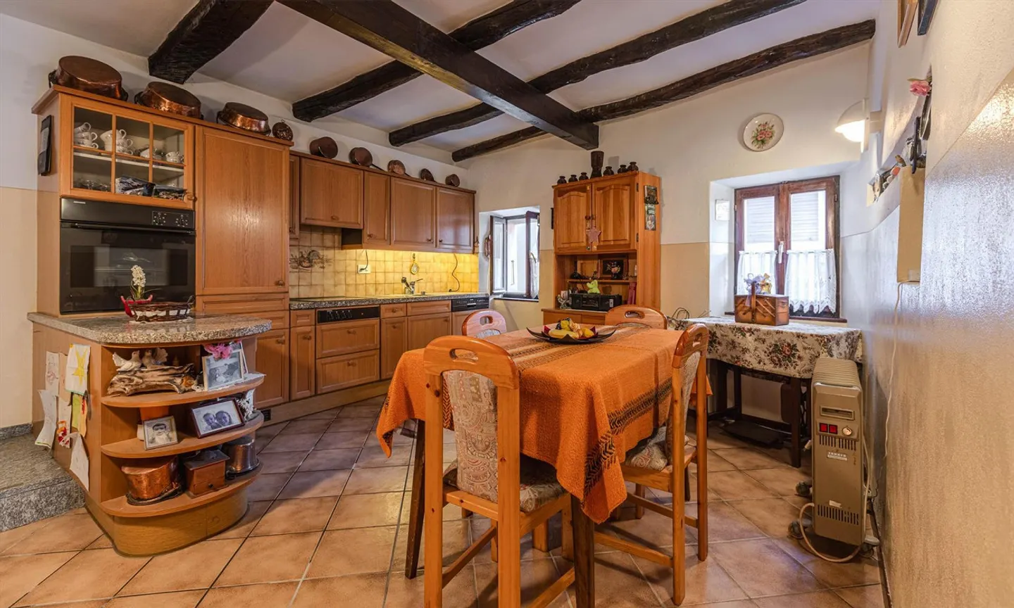 GROßES CHARMIERENDES RUSTIKALES HAUS MIT 4.5 ZIMMERN IN CABBIO - Foto 4 von 9