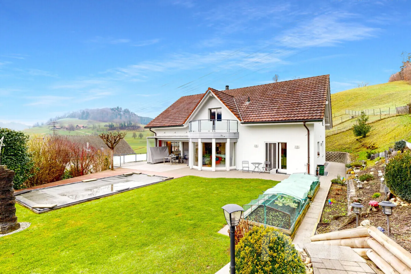 Maison cinq pièces élégante avec bien-être, piscine et vue panoramique - Photo 1 sur 12