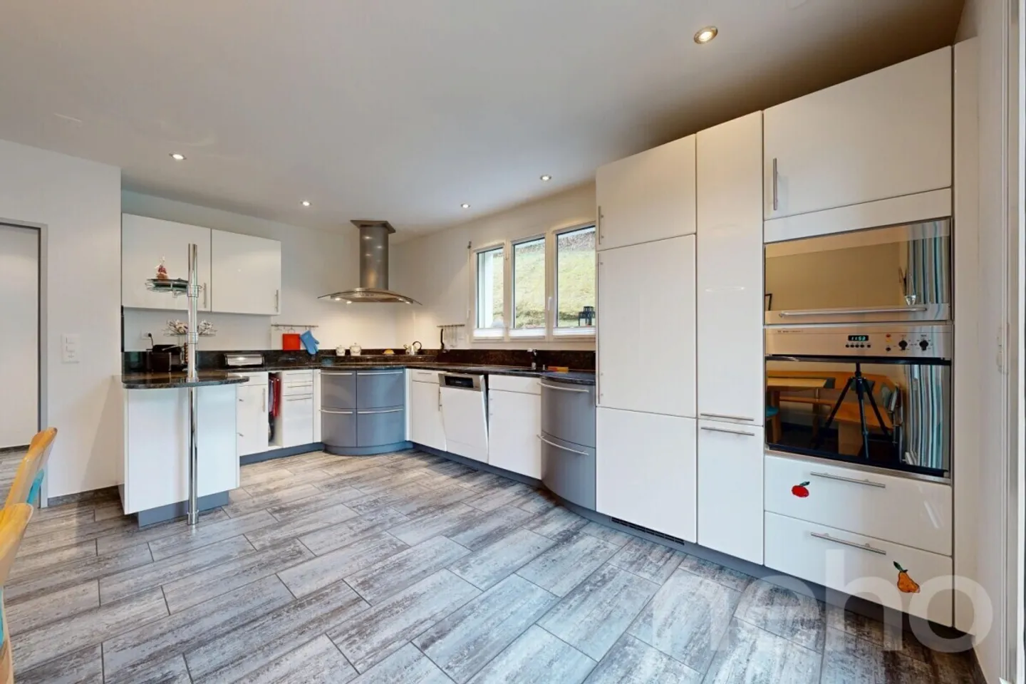 Maison cinq pièces élégante avec bien-être, piscine et vue panoramique - Photo 7 sur 12