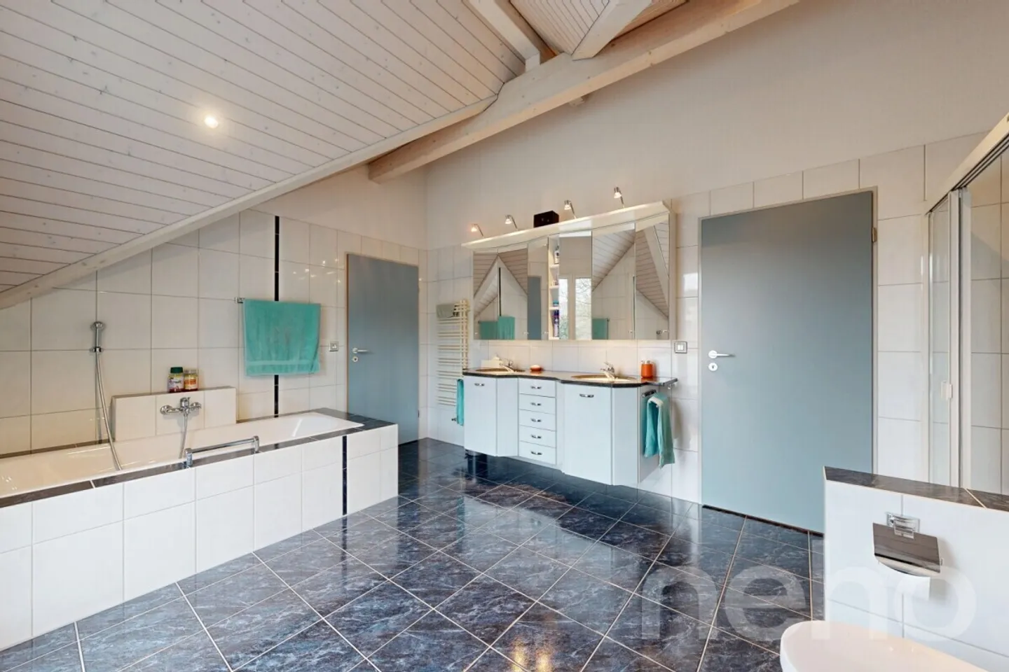 Maison cinq pièces élégante avec bien-être, piscine et vue panoramique - Photo 8 sur 12