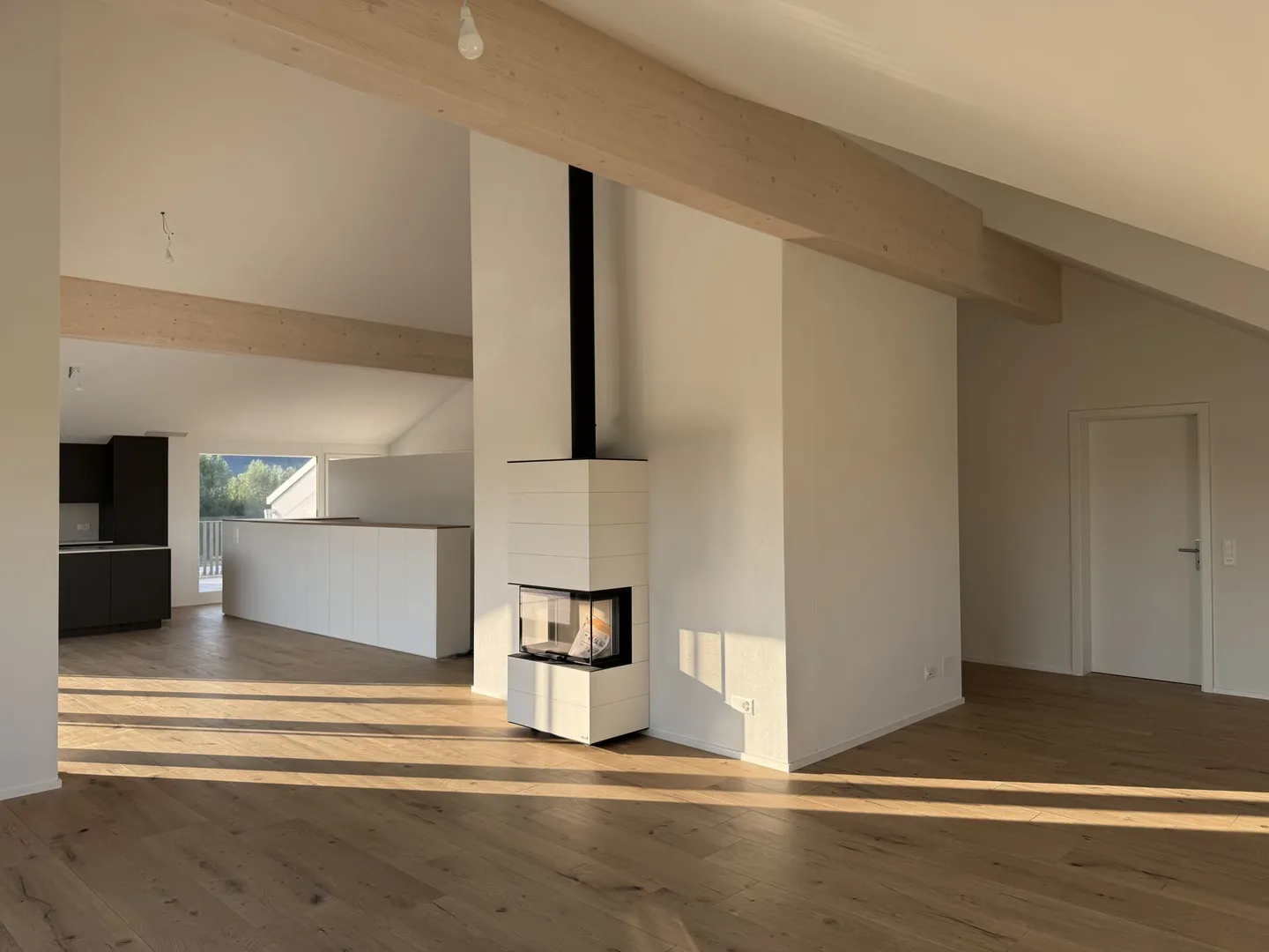 Prima locazione: appartamento mansardato di 4,5 stanze con carattere ad Sutz - Foto 1 di 15