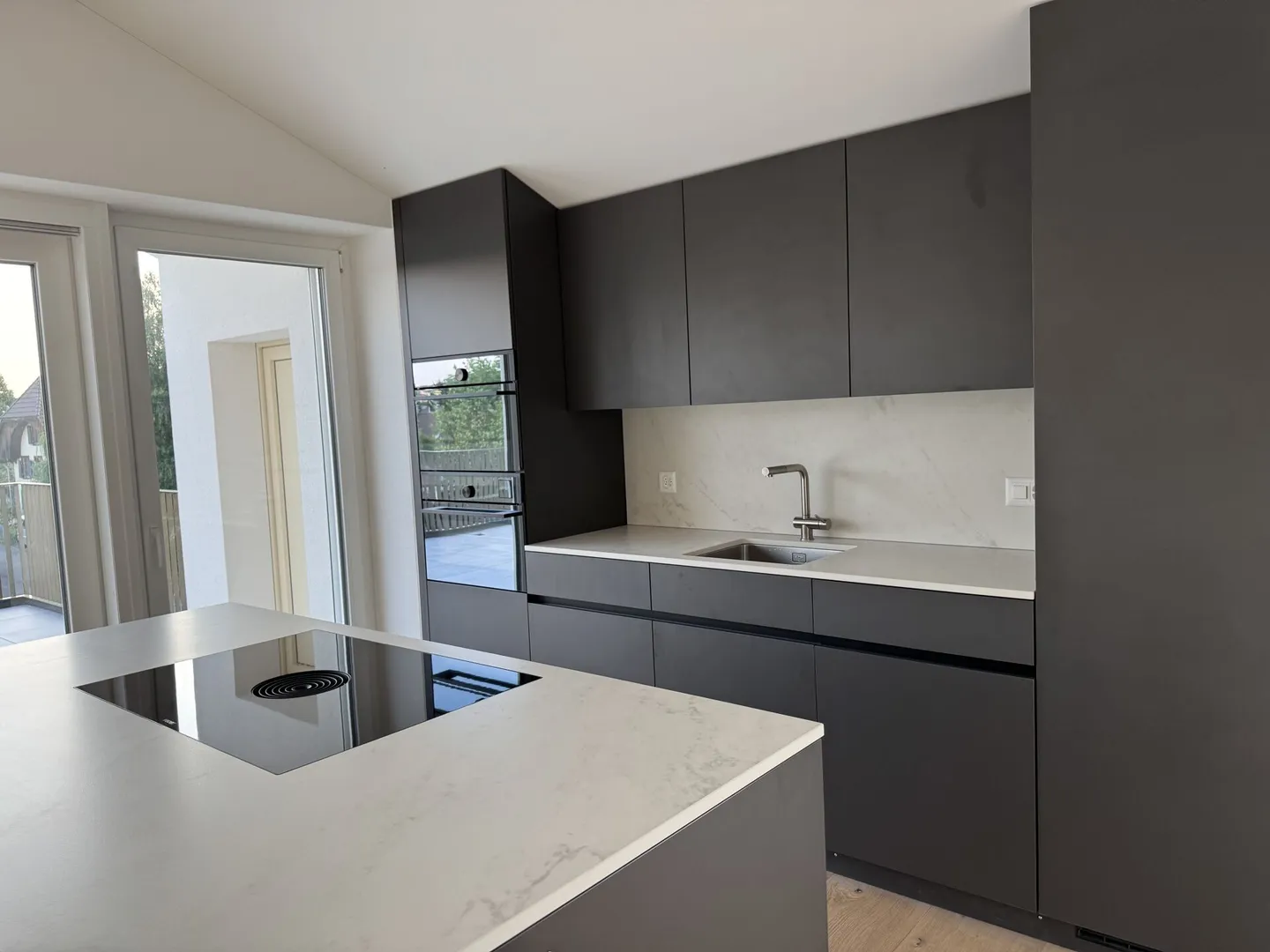 Prima locazione: appartamento mansardato di 4,5 stanze con carattere ad Sutz - Foto 3 di 15